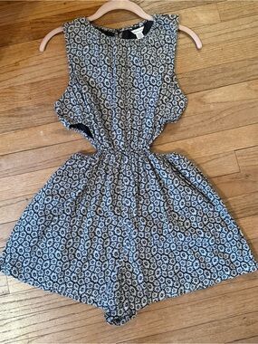 American Eagle Outfitters Black and White Floral Sleeveless Romper